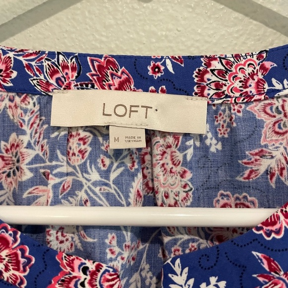 Loft Blue Red & White Floral Print Blouse. Size M - Picture 3 of 6